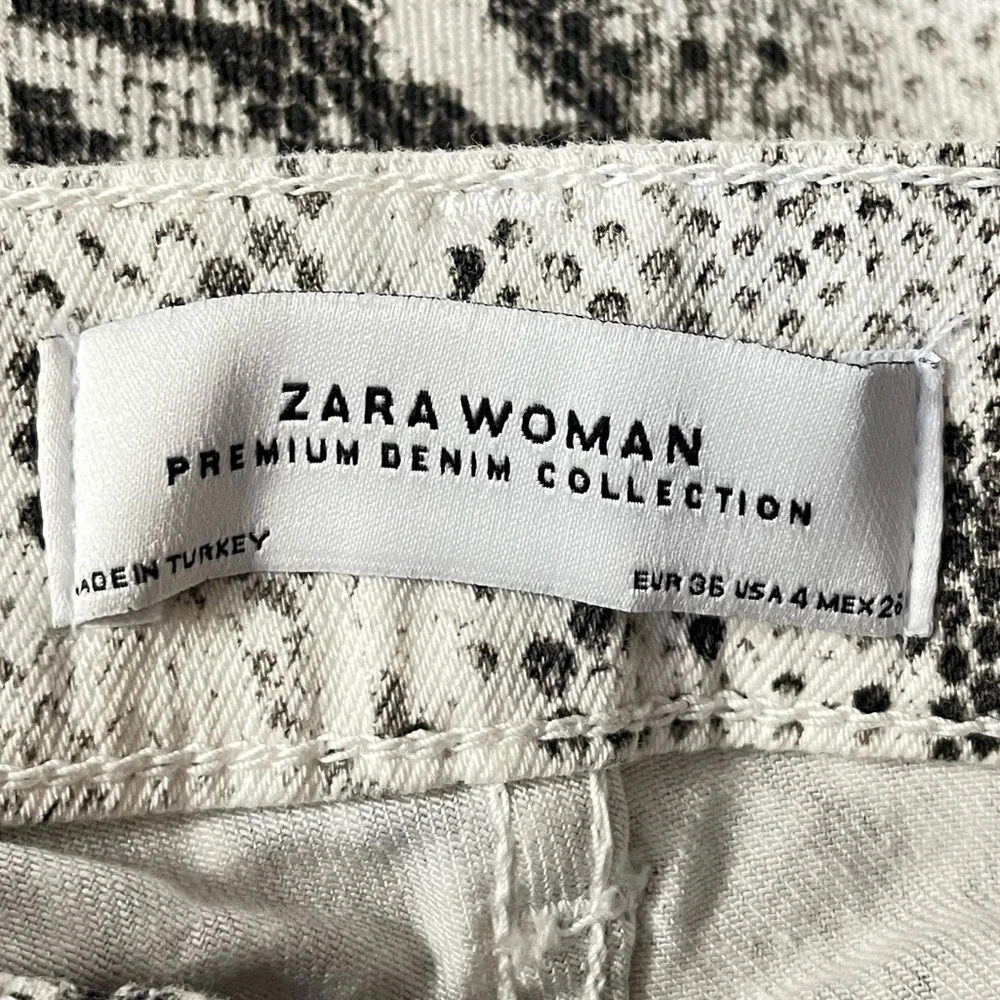 Zara Snake Pattern Skinny Jeans White Black Size 4